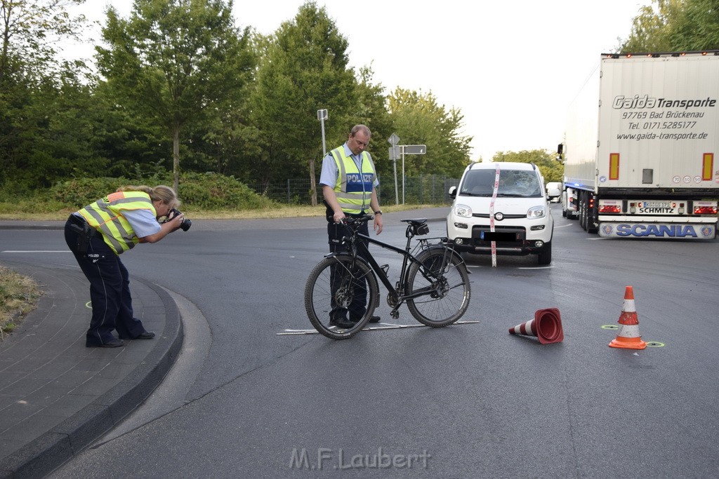 VU PKW Rad Koeln Porz Gremberghoven Alter Deutzer Postweg Josef Lindner Weg P10.JPG - Miklos Laubert